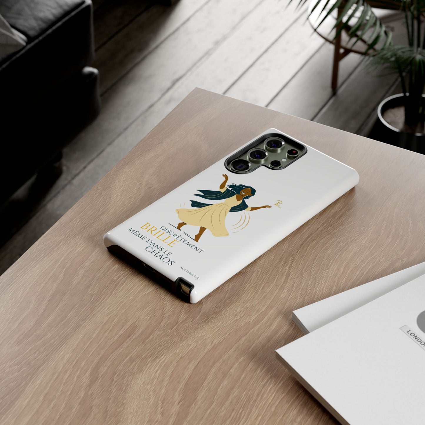 Brille discrètement - Chic Phone Case with a woman dancing - white