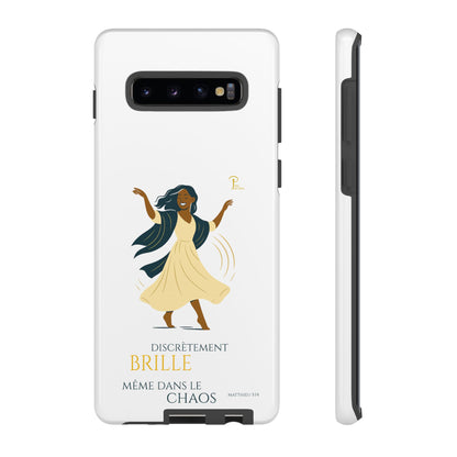 Brille discrètement - Chic Phone Case with a woman dancing - white