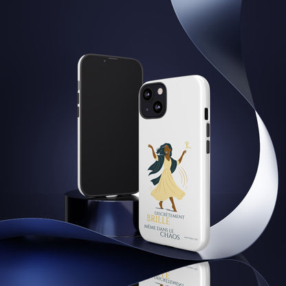 Brille discrètement - Chic Phone Case with a woman dancing - white