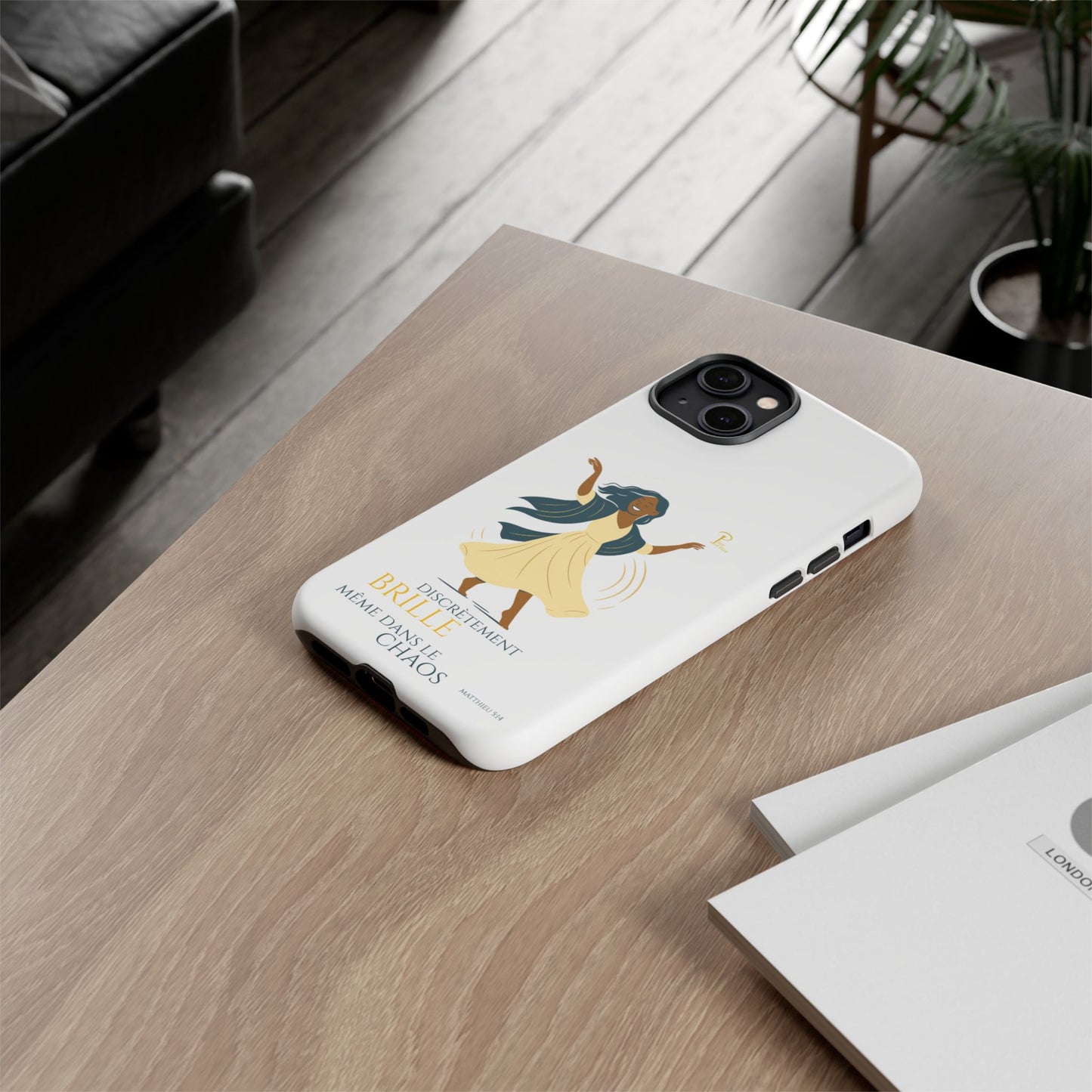 Brille discrètement - Chic Phone Case with a woman dancing - white