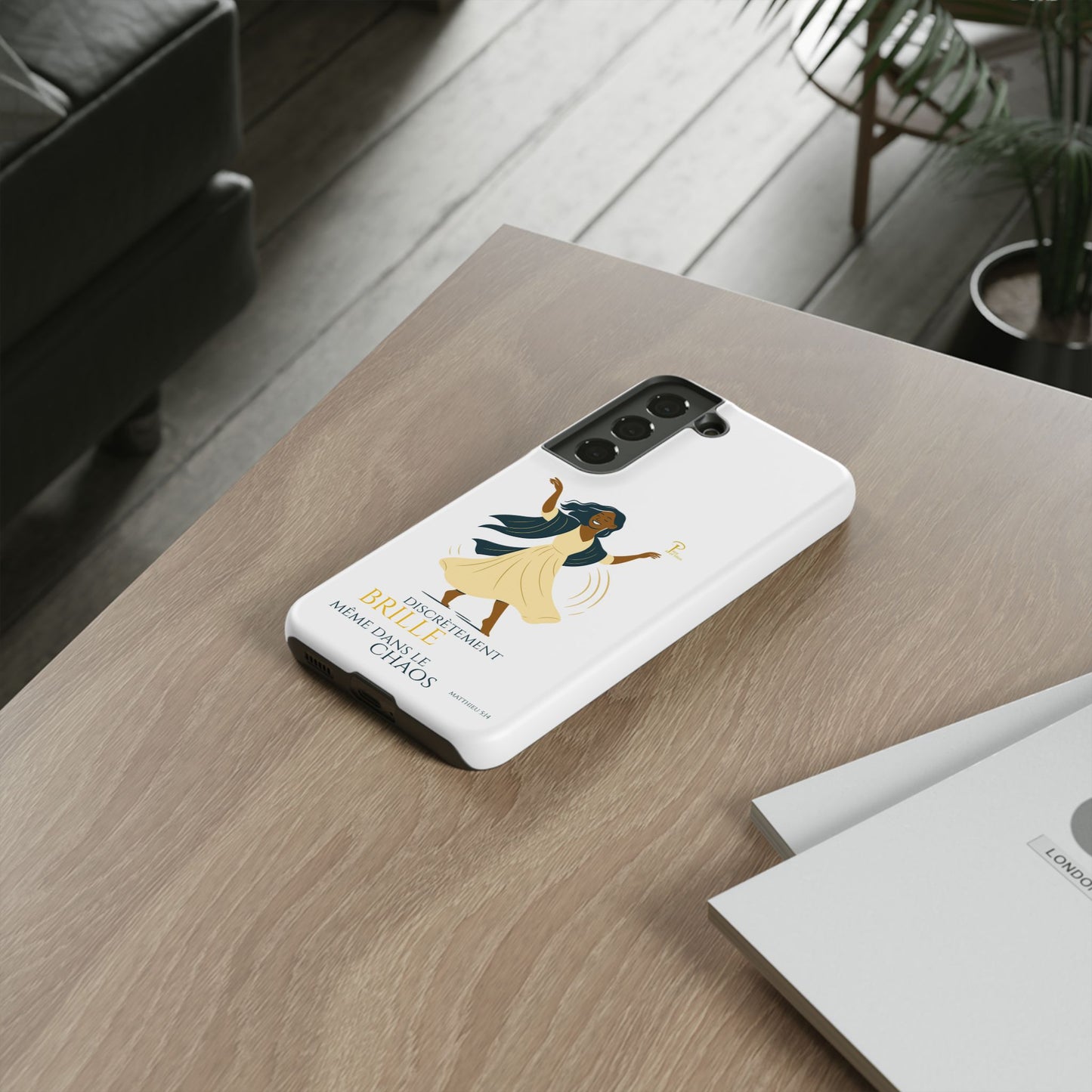 Brille discrètement - Chic Phone Case with a woman dancing - white